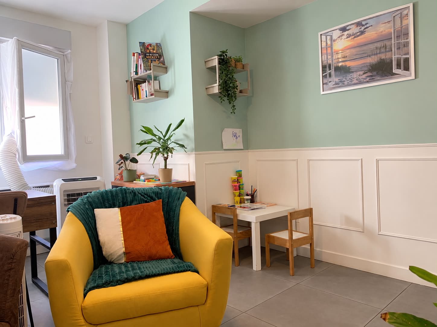 Cabinet INKEYO avec fauteuil jaune, murs verts et espace d’entretien